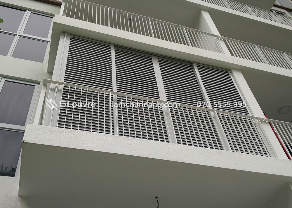 lam-nhom-ban-cong-balcony-louvre-shutter-5