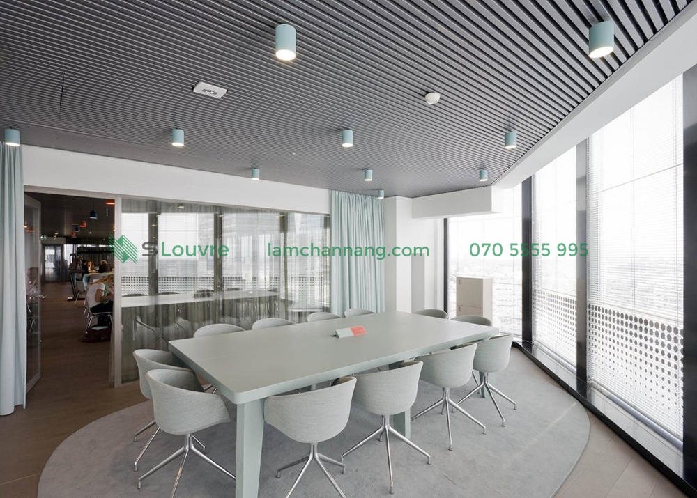 tran-nhom-phong-hop-meeting-room-aluminium-ceiling-4